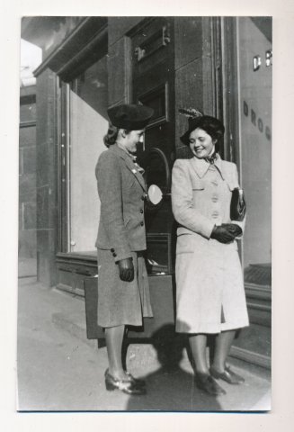 4 Doris Lindeman & Ruth Cederholm 1940